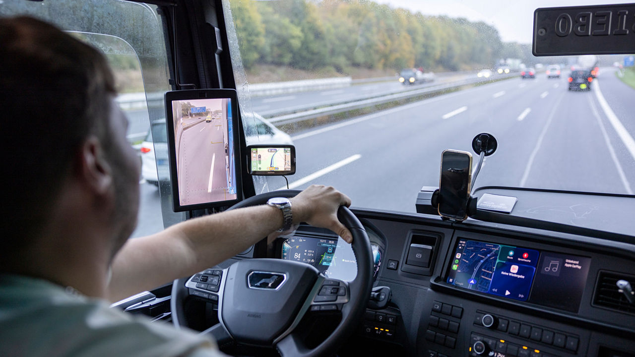 Driving is just as straightforward as in the MAN Diesel TGX: the instrument cluster now includes information on battery charge level, range, and regenerative braking performance. 